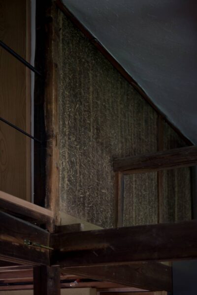 古い土壁を活かした古民家リノベーション