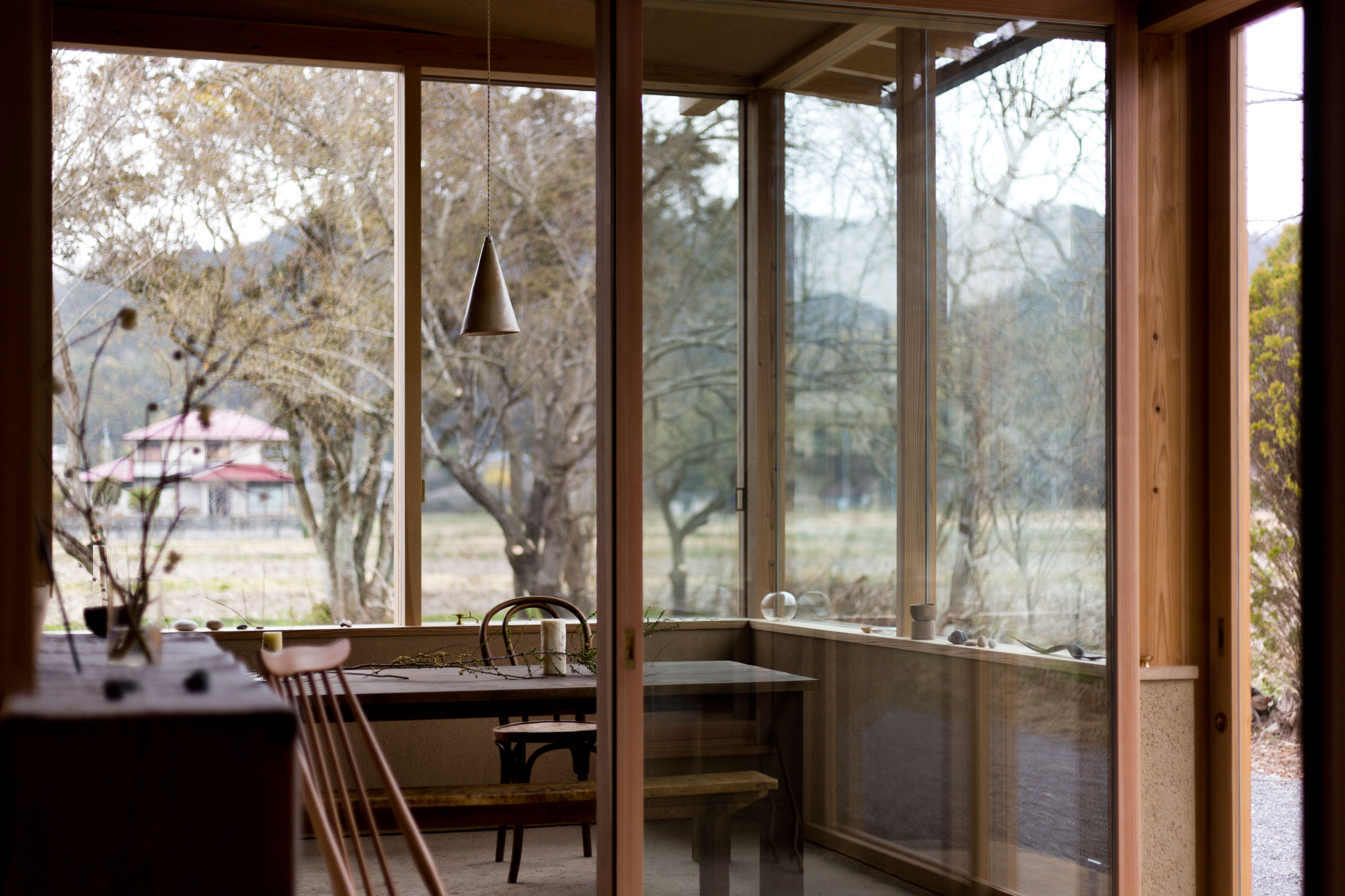 三和土のダイニングと庭の借景